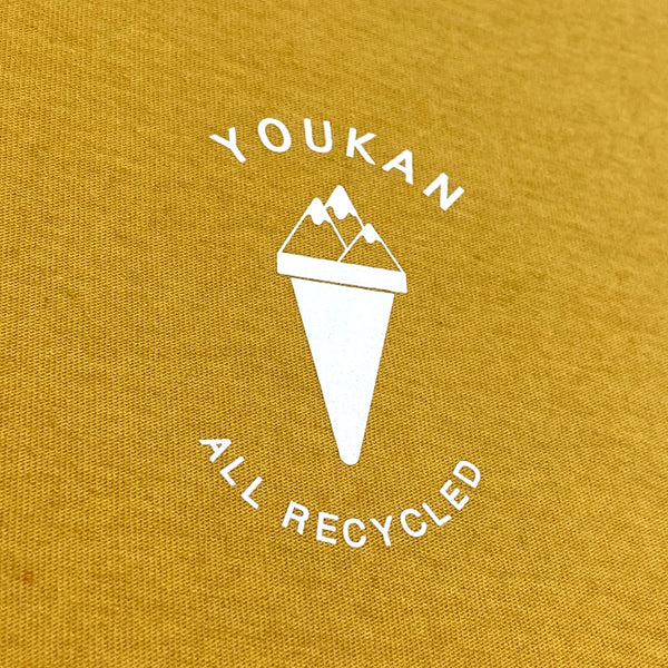 Détail du logo du tshirt femme jaune moutarde fabriqué en France à partir de matières recyclées. Made in France